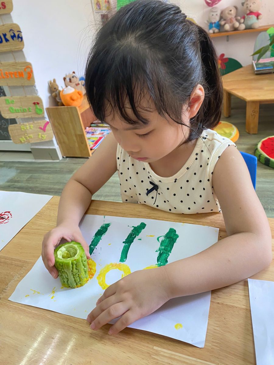 HỌC SINH KHỐI MẪU GIÁO NHỠ CÙNG HOẠT ĐỘNG TẠO HÌNH : IN HÌNH TỪ RAU CỦ