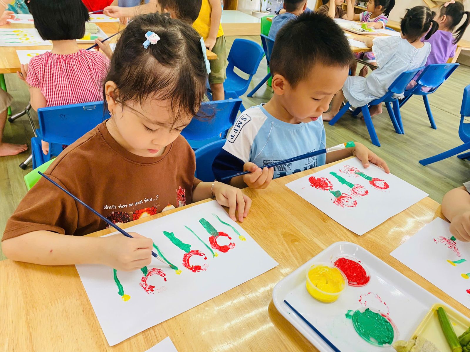 HỌC SINH KHỐI MẪU GIÁO NHỠ CÙNG HOẠT ĐỘNG TẠO HÌNH : IN HÌNH TỪ RAU CỦ