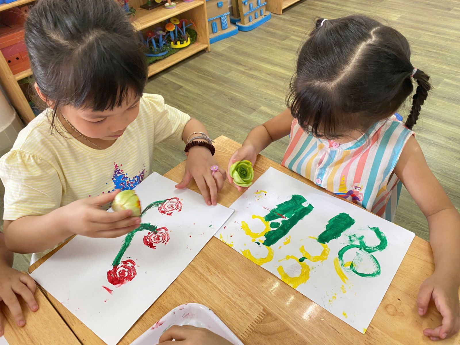 HỌC SINH KHỐI MẪU GIÁO NHỠ CÙNG HOẠT ĐỘNG TẠO HÌNH : IN HÌNH TỪ RAU CỦ