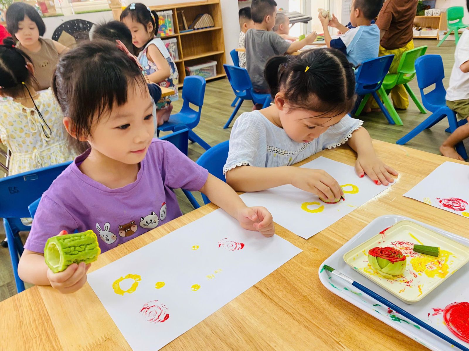 HỌC SINH KHỐI MẪU GIÁO NHỠ CÙNG HOẠT ĐỘNG TẠO HÌNH : IN HÌNH TỪ RAU CỦ