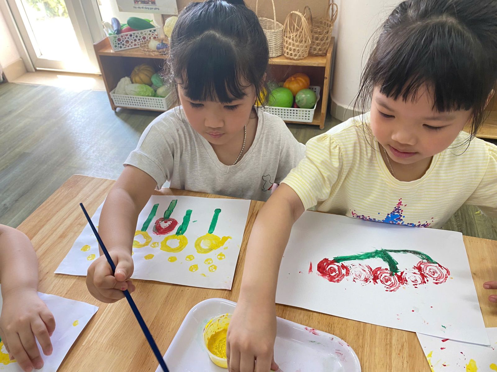 HỌC SINH KHỐI MẪU GIÁO NHỠ CÙNG HOẠT ĐỘNG TẠO HÌNH : IN HÌNH TỪ RAU CỦ