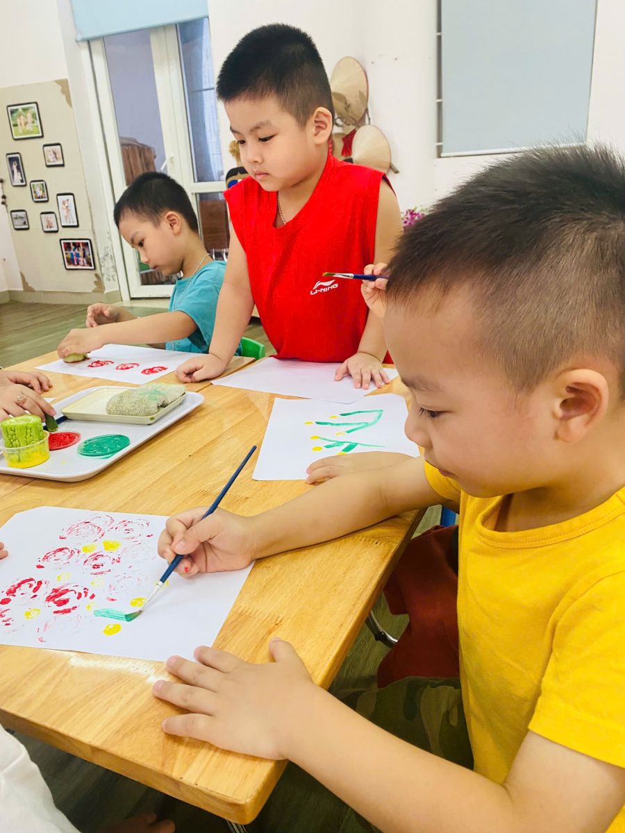 HỌC SINH KHỐI MẪU GIÁO NHỠ CÙNG HOẠT ĐỘNG TẠO HÌNH : IN HÌNH TỪ RAU CỦ