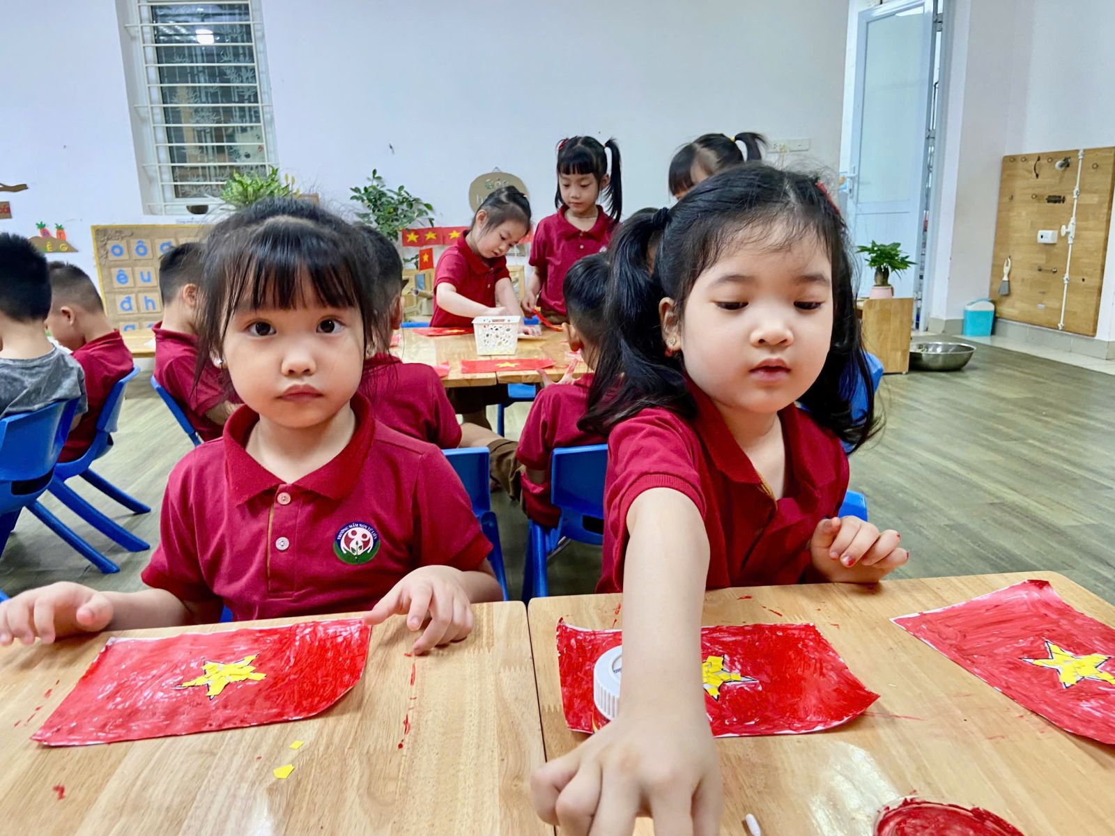 HỌC SINH LỚP A2 TỰ HÀO TÔ THẮM LÁ CỜ TỔ QUỐC