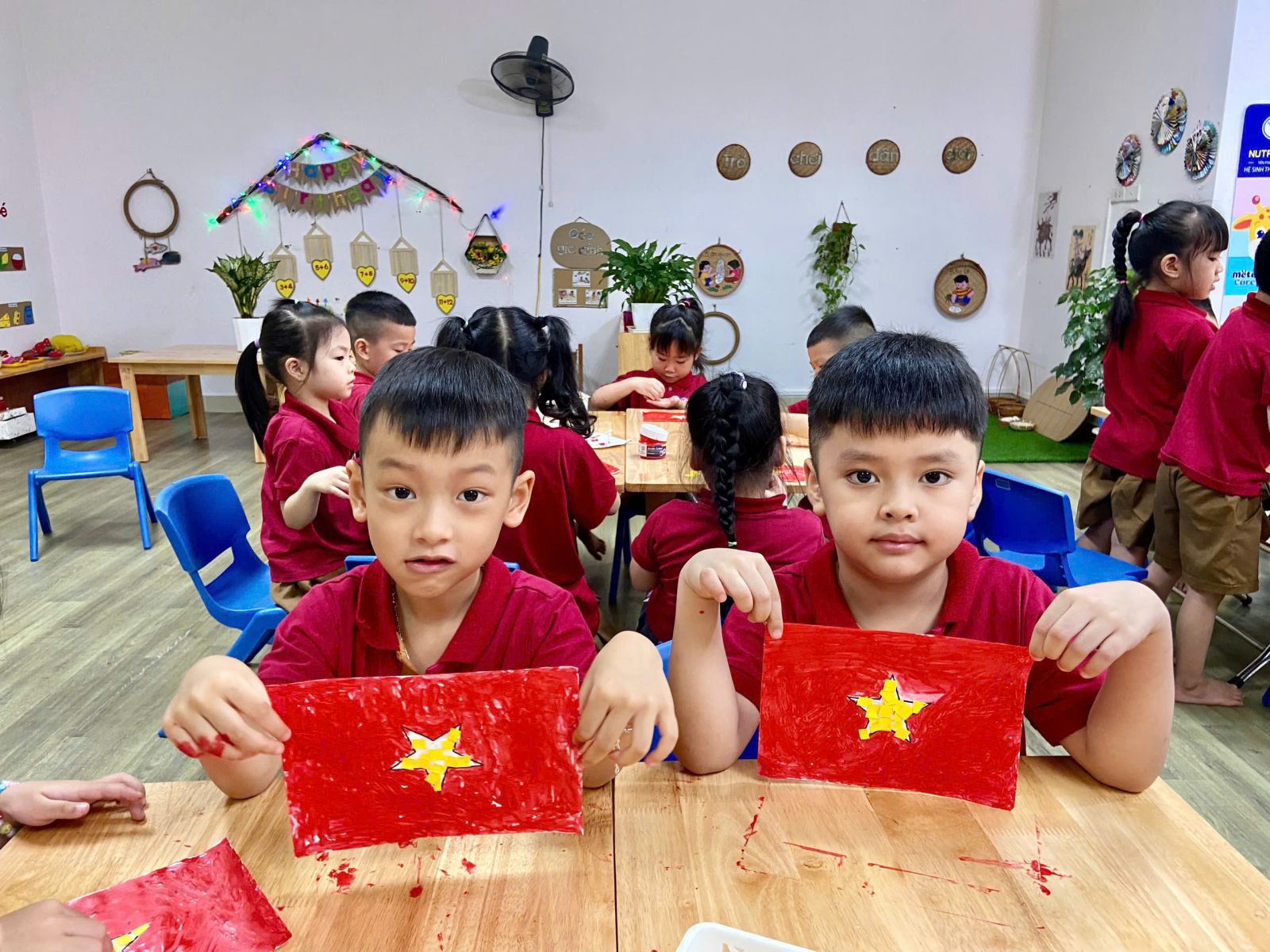 HỌC SINH LỚP A2 TỰ HÀO TÔ THẮM LÁ CỜ TỔ QUỐC