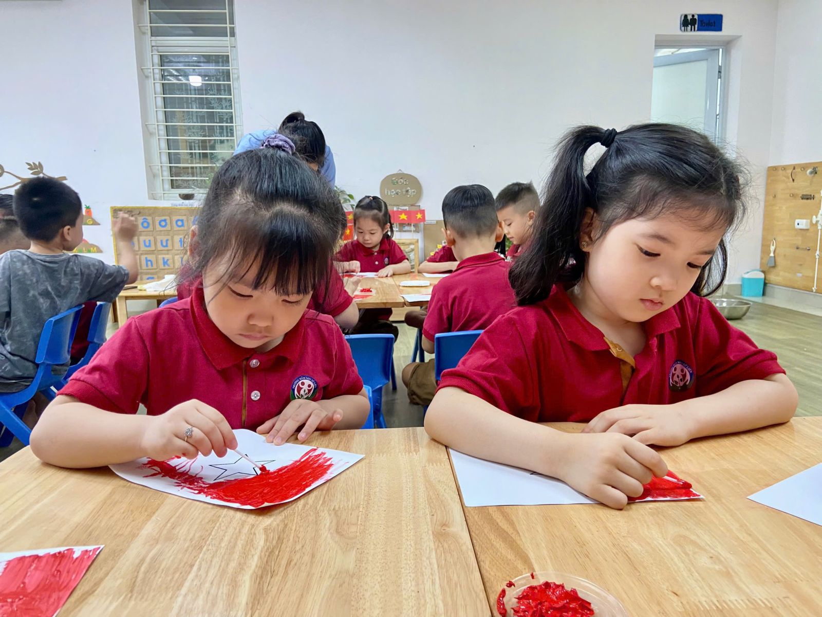 HỌC SINH LỚP A2 TỰ HÀO TÔ THẮM LÁ CỜ TỔ QUỐC