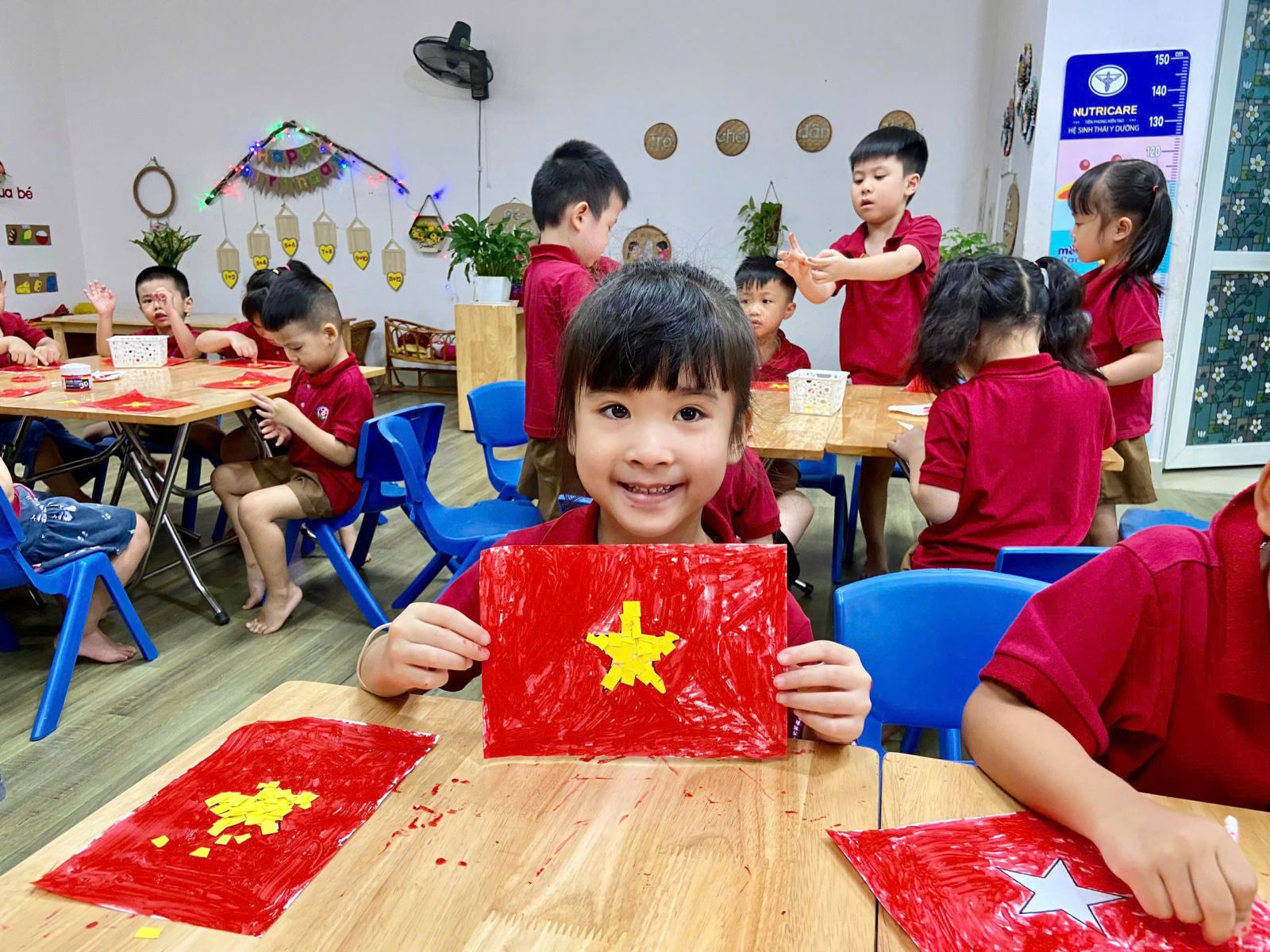 HỌC SINH LỚP A2 TỰ HÀO TÔ THẮM LÁ CỜ TỔ QUỐC