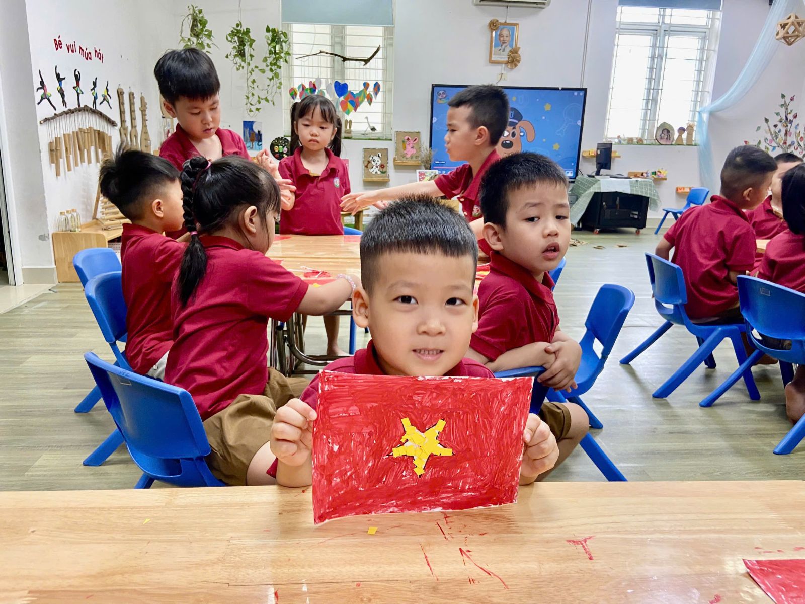 HỌC SINH LỚP A2 TỰ HÀO TÔ THẮM LÁ CỜ TỔ QUỐC