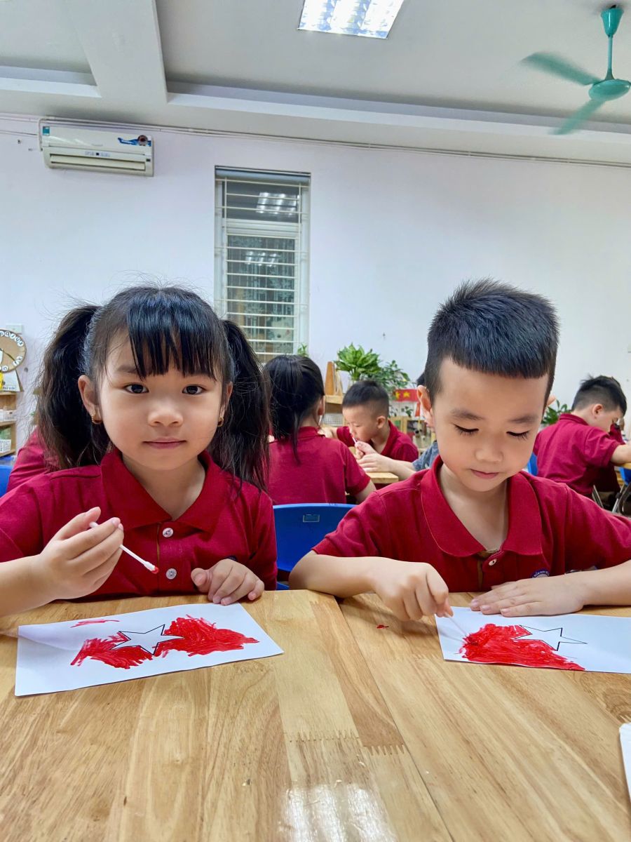 HỌC SINH LỚP A2 TỰ HÀO TÔ THẮM LÁ CỜ TỔ QUỐC