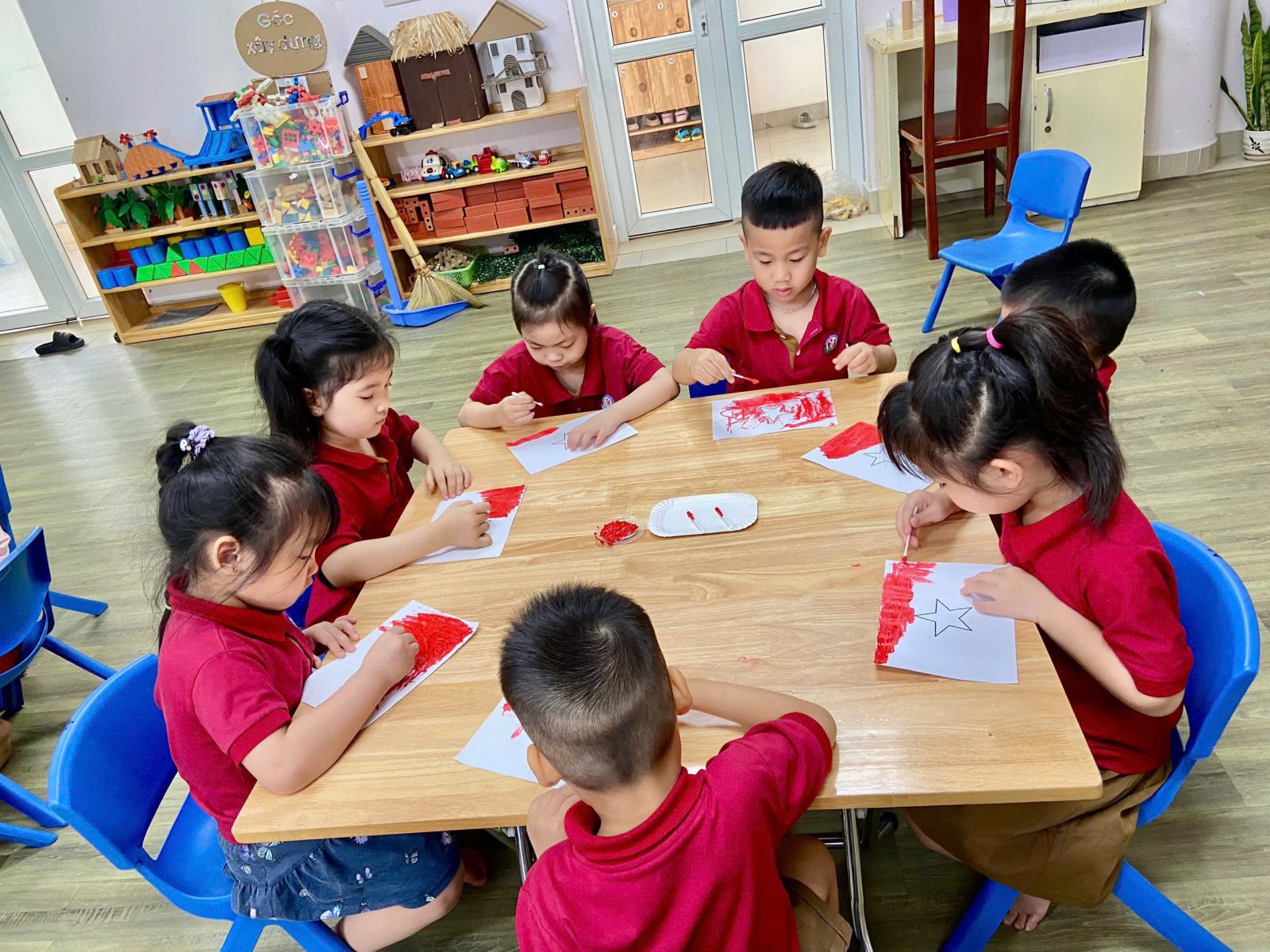 HỌC SINH LỚP A2 TỰ HÀO TÔ THẮM LÁ CỜ TỔ QUỐC