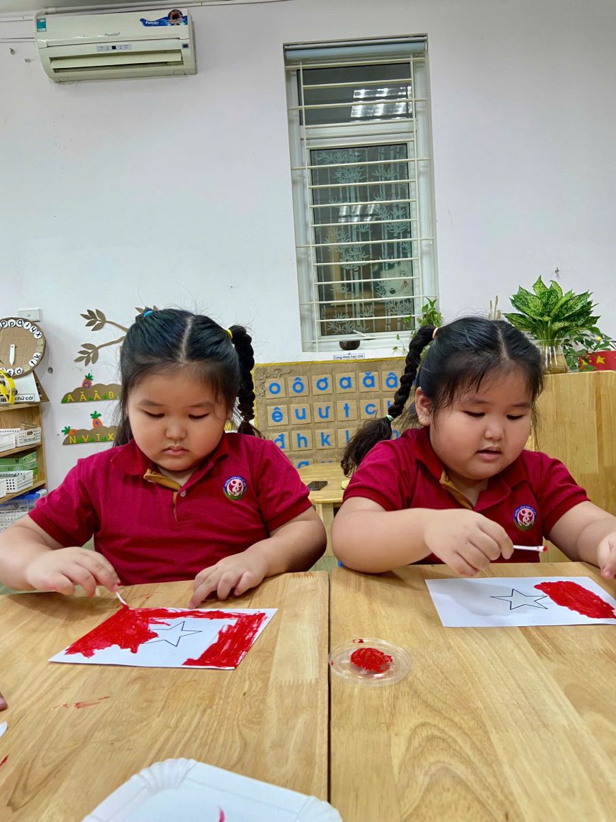 HỌC SINH LỚP A2 TỰ HÀO TÔ THẮM LÁ CỜ TỔ QUỐC