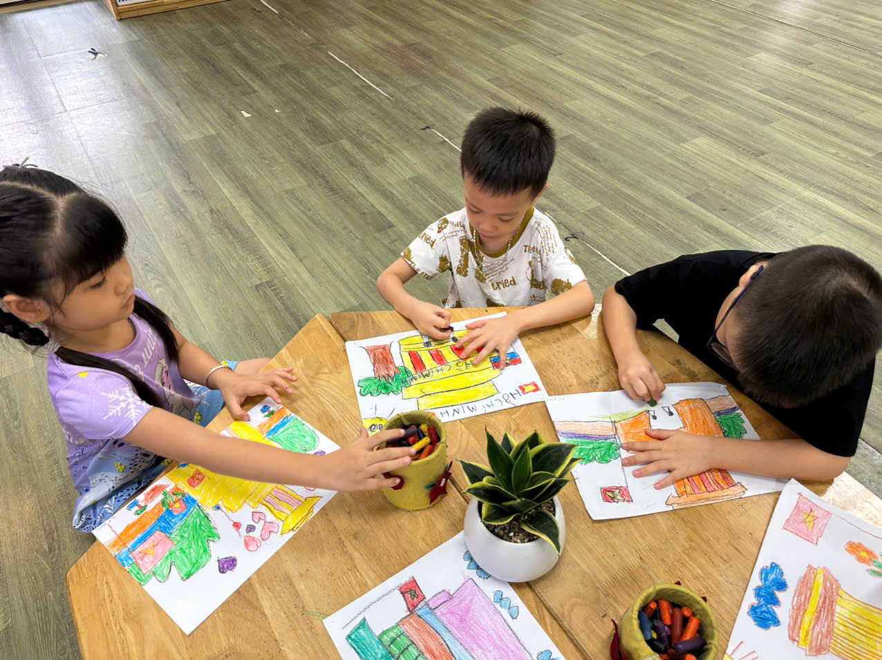 Học sinh lớp A3 tham gia vẽ tranh với đề tài