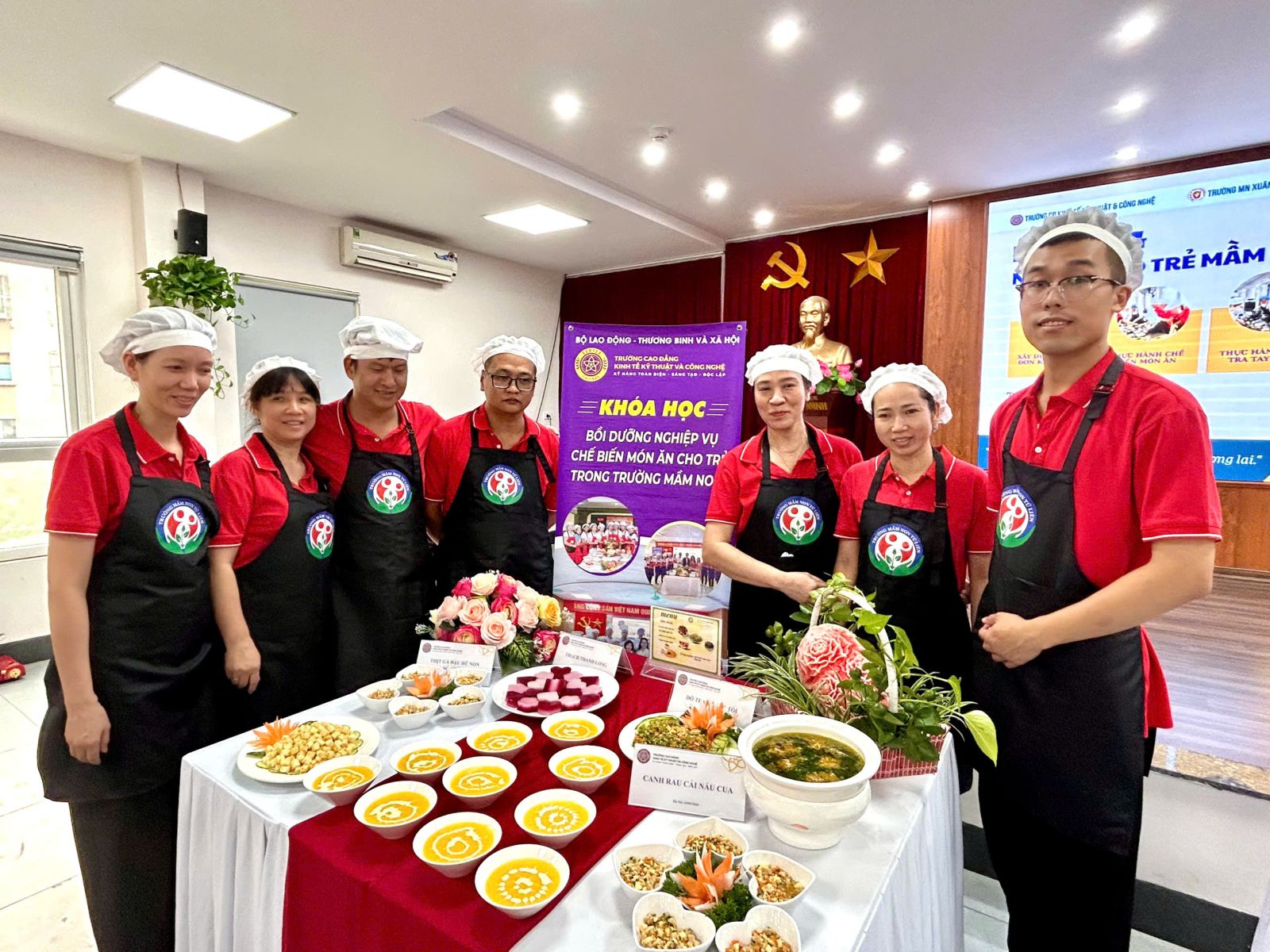 TRƯỜNG MẦM NON TỨ LIÊN TỔ CHỨC LỚP BỒI DƯỠNG CHUYÊN MÔN NGHIỆP VỤ CHO ĐỘI NGŨ NHÂN VIÊN NUÔI DƯỠNG NĂM HỌC 2025-2026