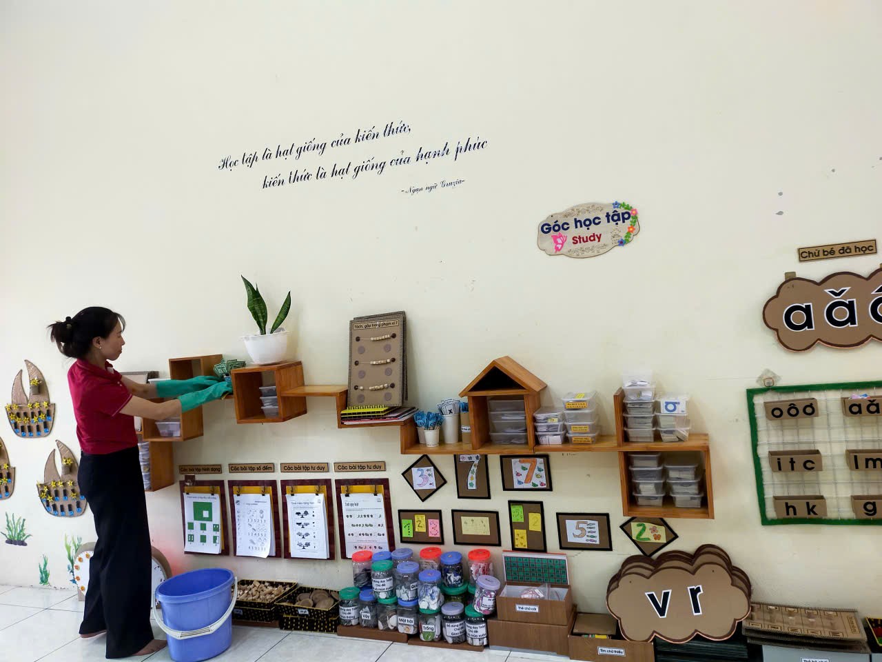 GIÁO VIÊN TRƯỜNG MẦM NON ĐẠI MẠCH A TÍCH CỰC VỆ SINH MÔI TRƯỜNG, PHÒNG CHỐNG DỊCH BỆNH CHO TRẺ