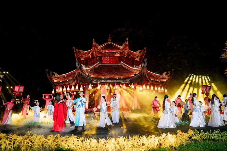 Văn Miếu - Quốc Tử Giám đẹp ảo diệu trong đêm ‘Khai văn’