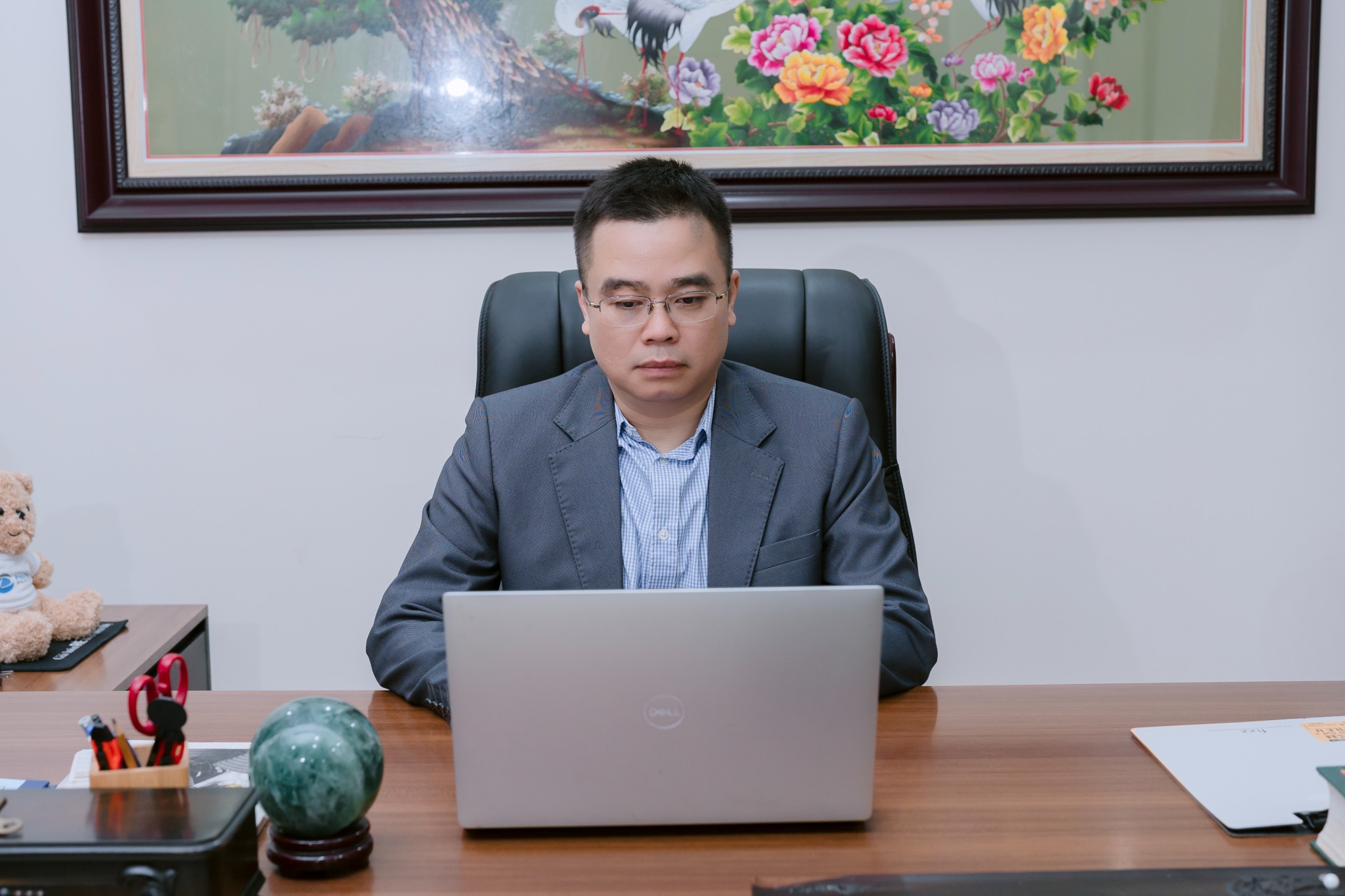 Ngô Bá Bình (Ngo Ba Binh), founder of Inogen, at his desk