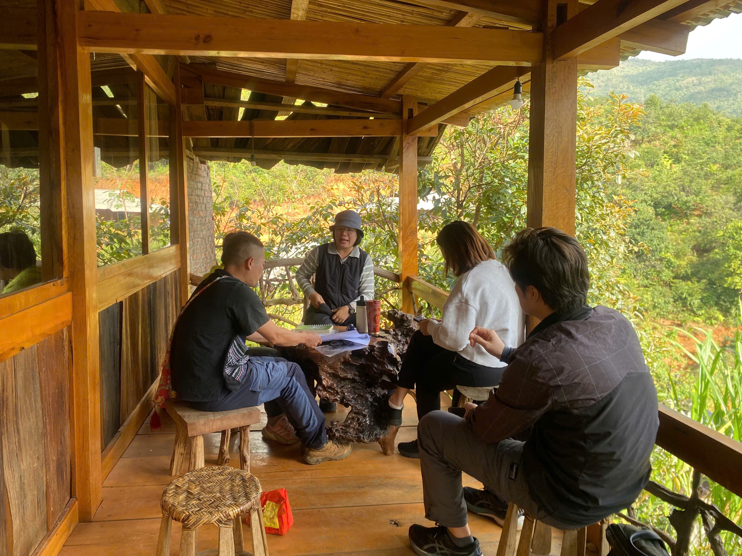 HTX Nậm Nghẹp xây dựng cung trekking cho khách Tây
