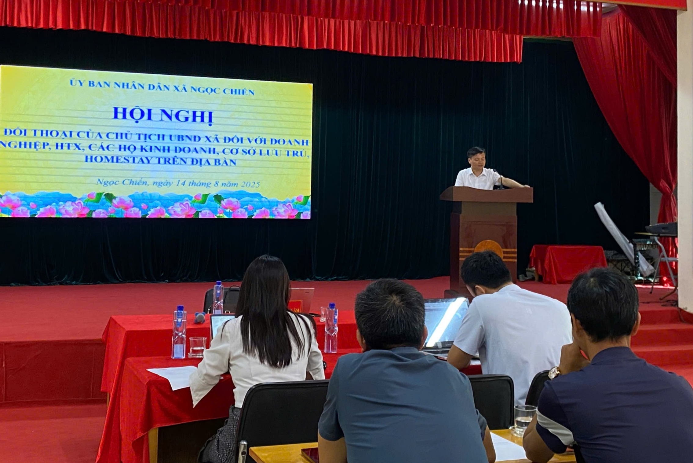 Chủ tịch xã Ngọc Chiến đối thoại với doanh nghiệp