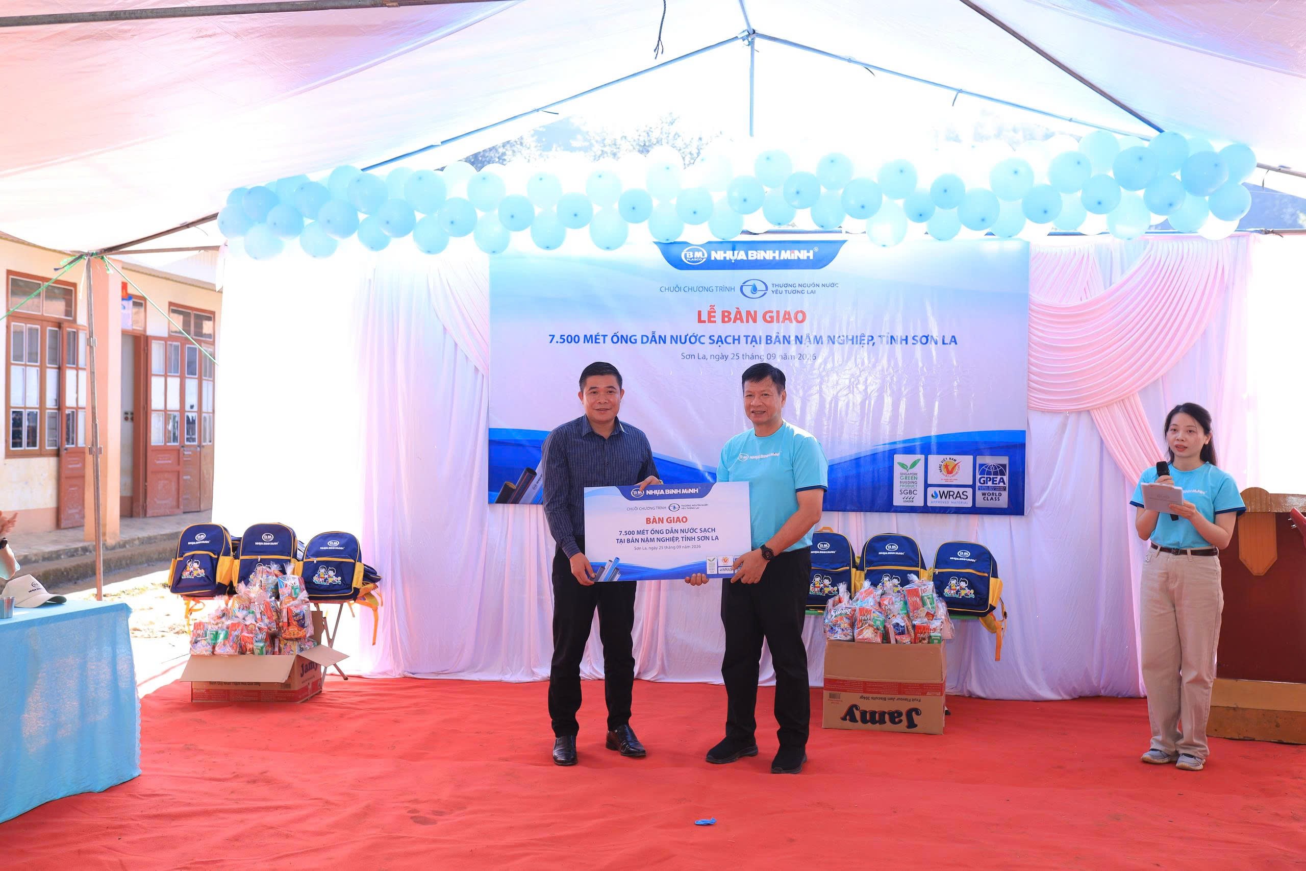Công ty nhựa Bình Minh trao tặng bản Nậm Nghiệp, xã Ngọc Chiến, tỉnh Sơn La 7.500 mét ống nước
