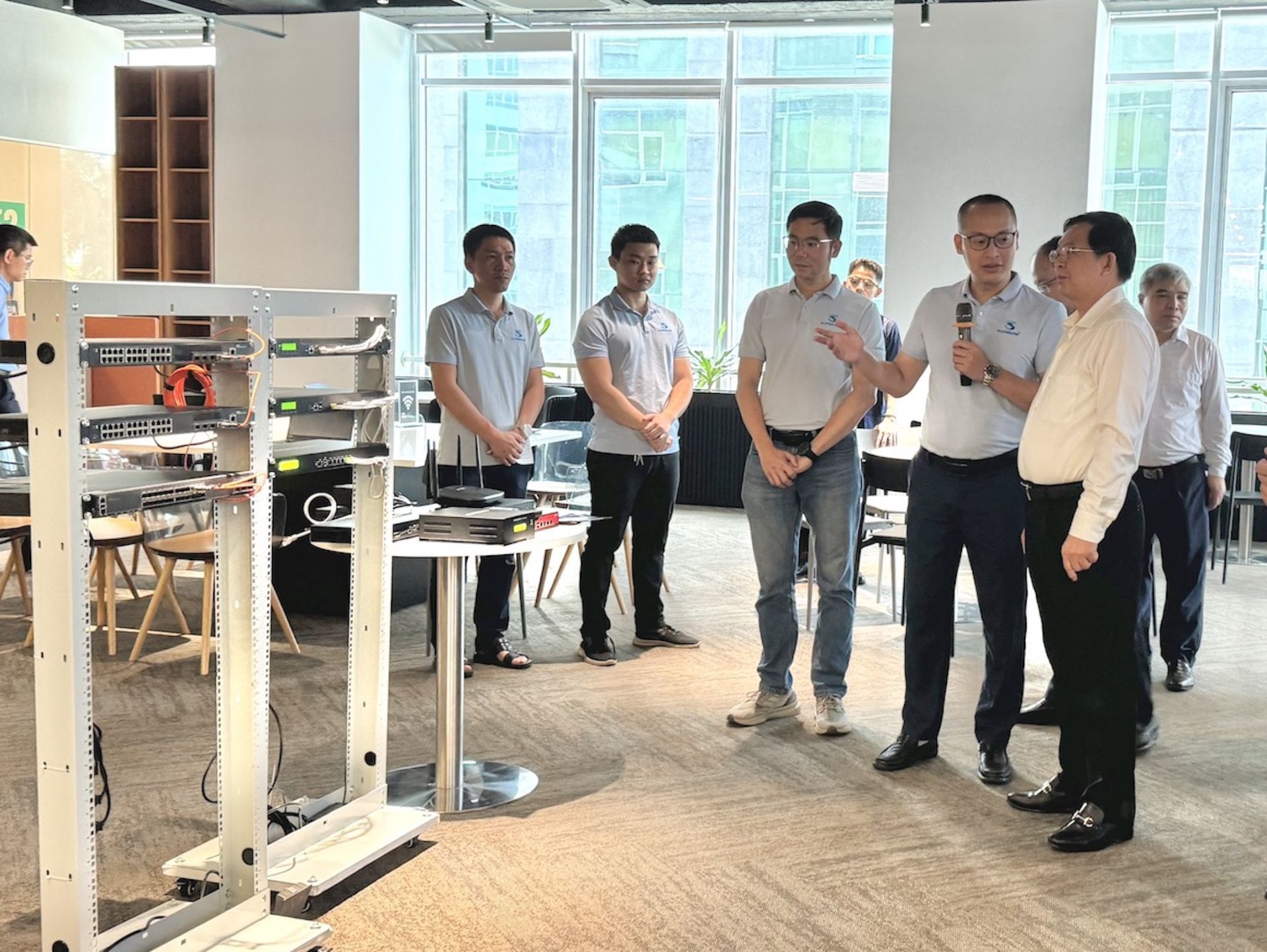 Phó Thủ tướng Chính phủ Hồ Quốc Dũng ghé thăm SafeGate