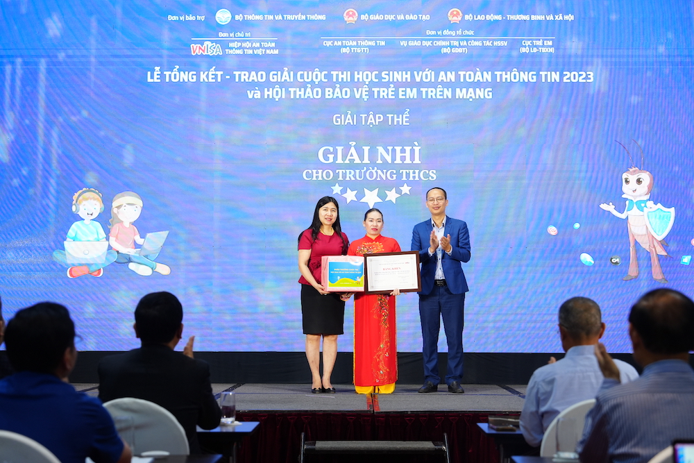 Trao giải cuộc thi Học sinh với an toàn thông tin 2023