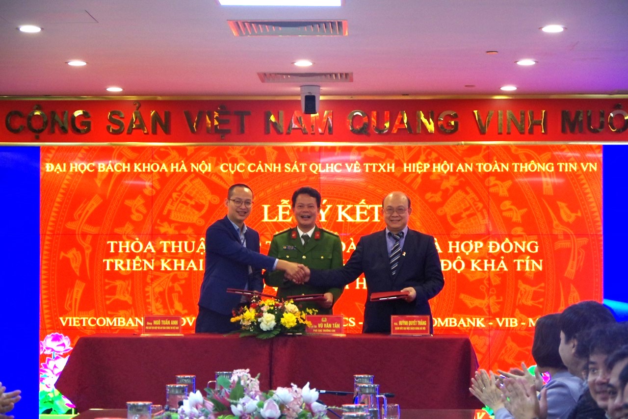 Hợp tác đào tạo về an toàn trên không gian số cho cộng đồng