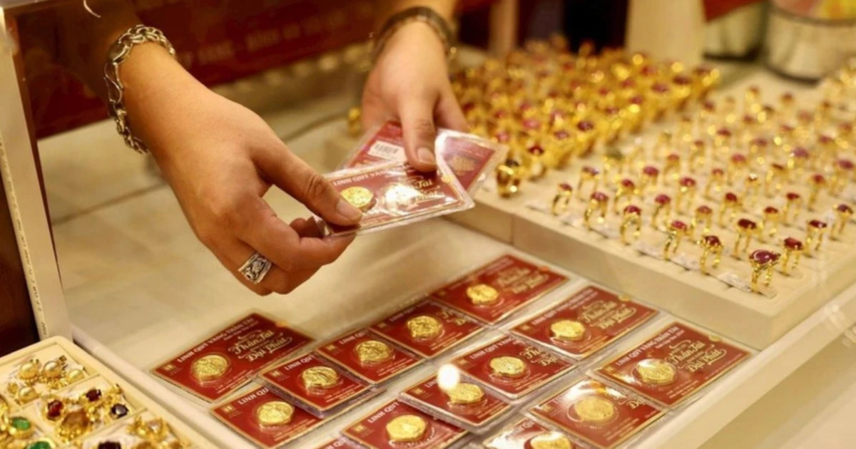 Giá vàng SJC và vàng thế giới lao dốc "không phanh"