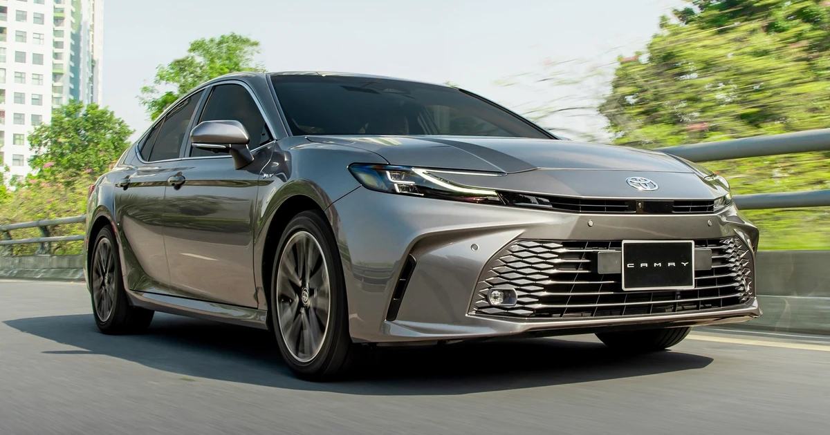 Sedan hụt hơi, Toyota Camry hybrid 2026 giảm giá mạnh để kéo khách
