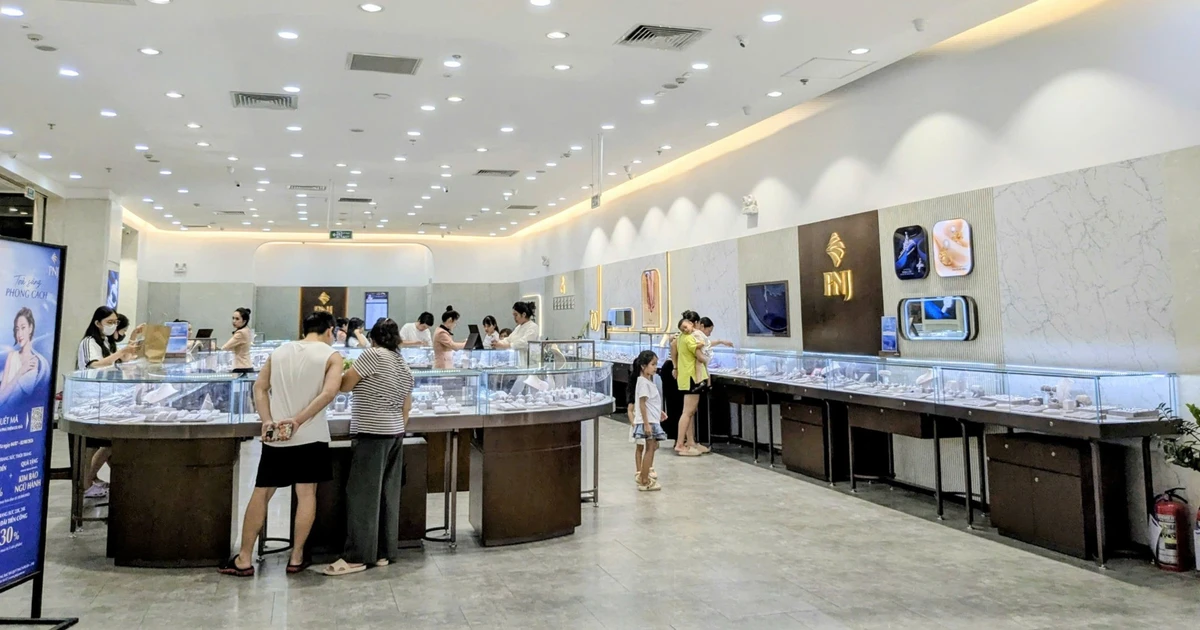 Áp lực xả hàng dồn dập ngay đầu phiên, PNJ rơi về vùng giá thấp nhất gần 6 năm