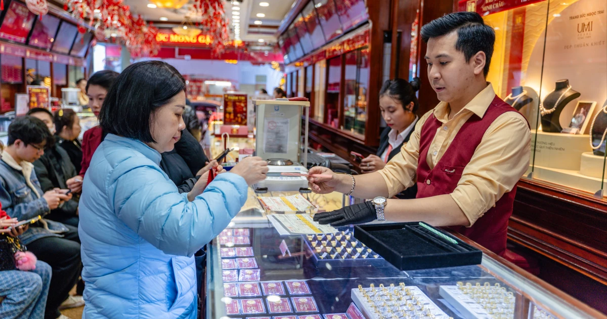 Giá vàng hôm nay 24/7: Vàng SJC và vàng thế giới đồng loạt giảm