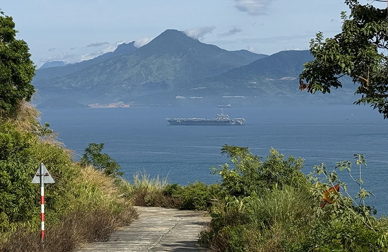 Cận cảnh tàu sân bay USS George Washington vừa đến Đà Nẵng trong chuyến thăm hữu nghị