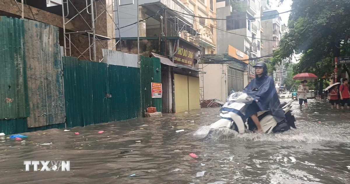 Hà Nội kịp thời tiêu thoát nước tại các điểm ngập úng cục bộ do mưa lớn