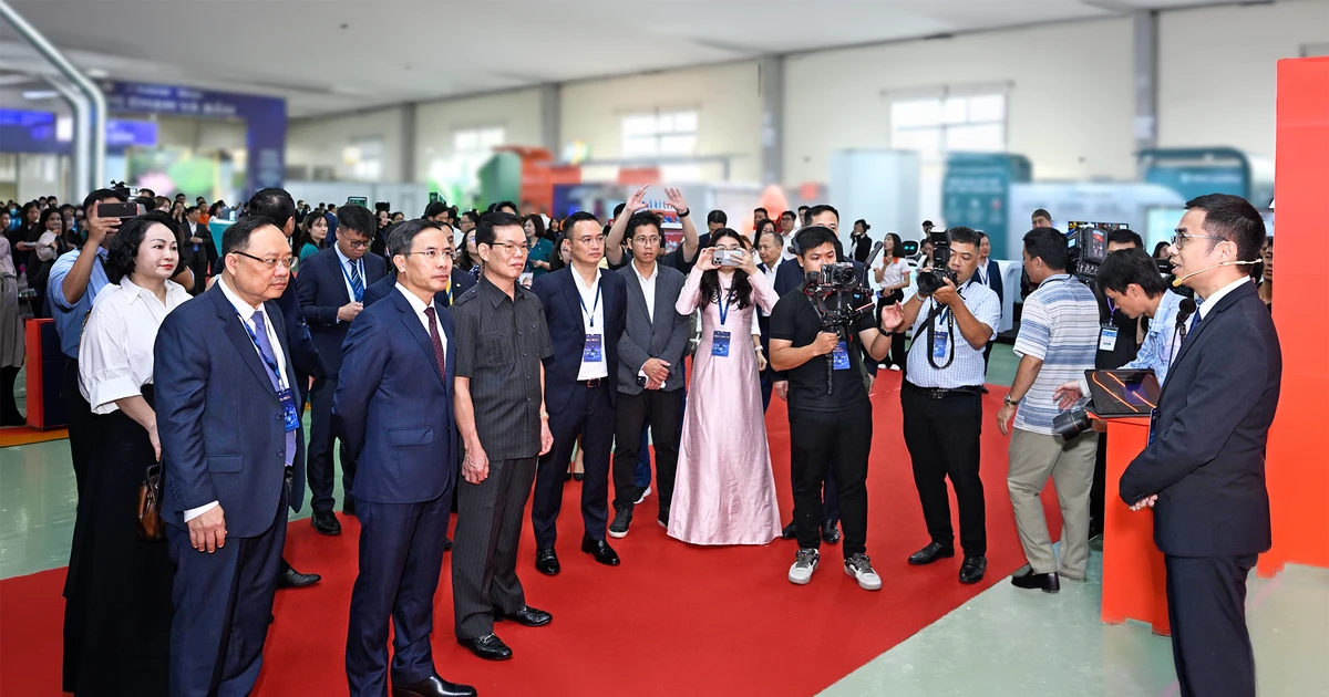 SHB SAHA Shop gây ấn tượng tại sự kiện Chuyển đổi số ngành Ngân hàng 2026