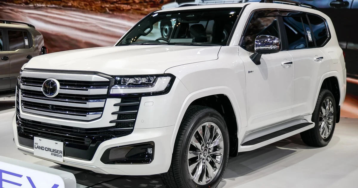 Hé lộ ngày Toyota Land Cruiser hybrid ra mắt, đại lý báo giá chênh tới 900 triệu đồng