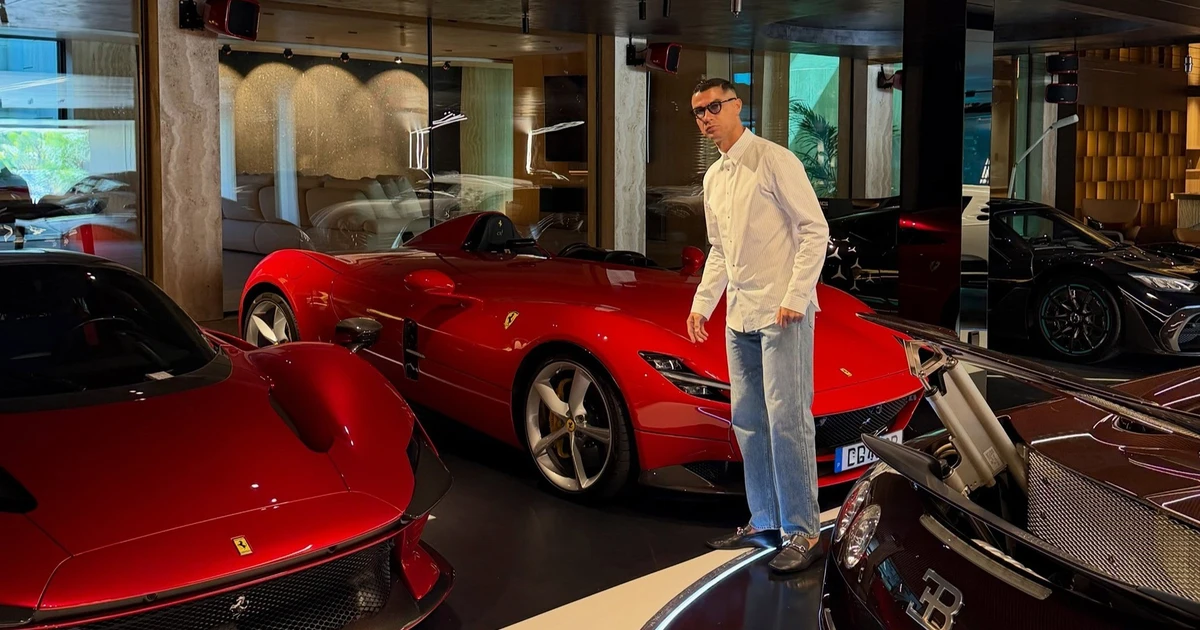 Cristiano Ronaldo khoe dàn "đồ chơi" đắt đỏ trên Facebook