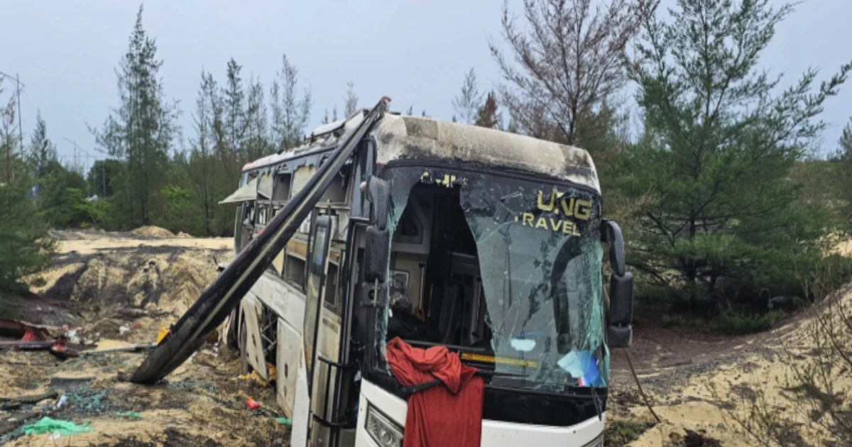 Xe khách lao xuống hố sâu bên đường, 18 hành khách thoát nạn