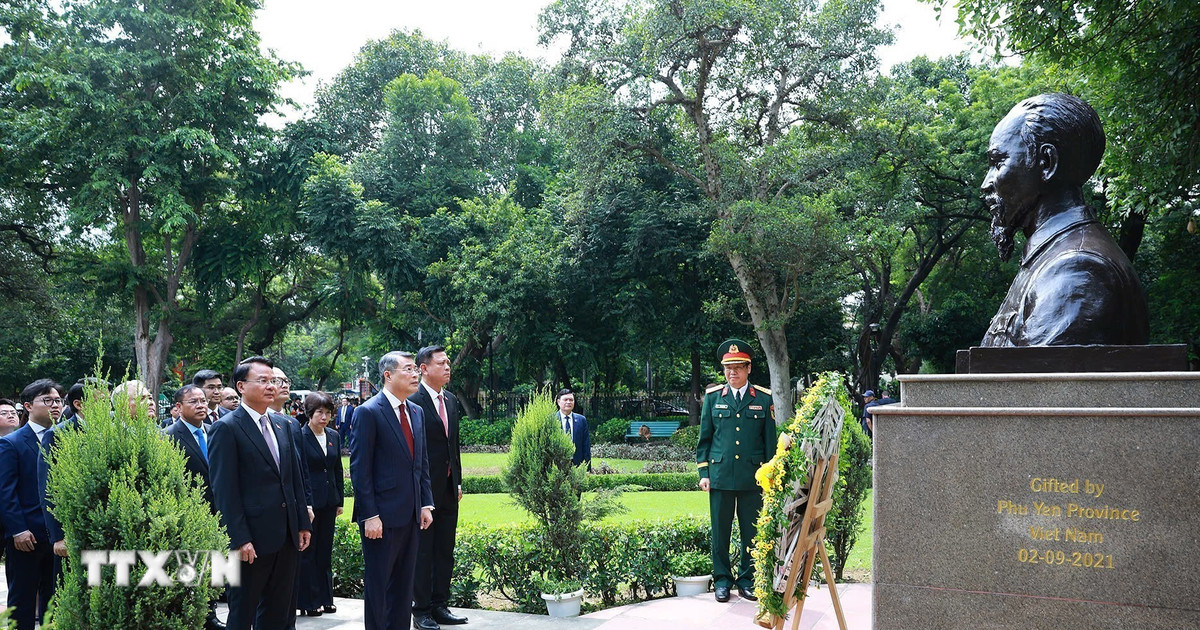 Thủ tướng Lê Minh Hưng tưởng niệm Chủ tịch Hồ Chí Minh tại New Delhi