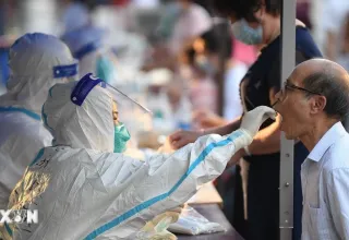 Trung Quốc cảnh báo nguy cơ COVID-19 gia tăng trong mùa Hè