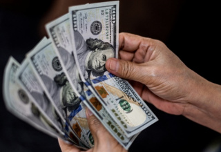 Vì sao giá USD lao dốc?