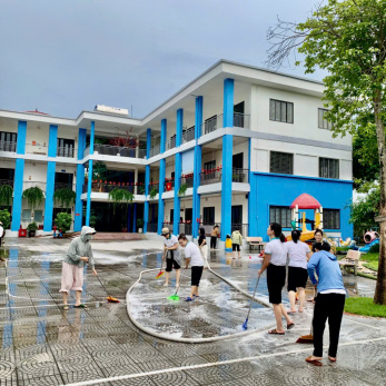 CÔNG TÁC VỆ SINH MÔI TRƯỜNG TRONG VÀ NGOÀI LỚP HỌC TRƯỚC THỀM NĂM HỌC MỚI
