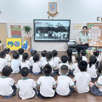 LỚP CLC B2 CHÀO MỪNG QUỐC KHÁNH 2/9