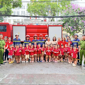 Trường mầm non Tứ Liên tổ chức thực tập phương án chữa cháy, huấn luyện kỹ năng chữa cháy, thoát nạn năm 2024