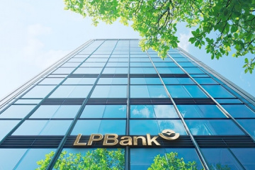 LPBank báo lãi gần 6,000 tỷ đồng, thu ngoài lãi tăng 33% sau 6 tháng đầu năm 2026