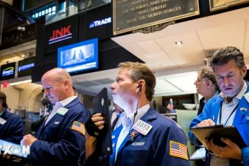 Chỉ số Dow Jones chạm mức kỷ lục mới trong khi đồng USD giảm mạnh