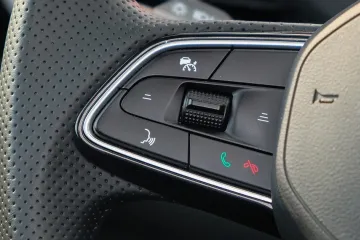 Đi cao tốc với cruise control và ACC, tài xế ô tô cần lưu ý gì để tránh đại họa?