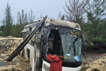 Xe khách lao xuống hố sâu bên đường, 18 hành khách thoát nạn