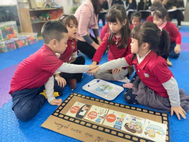 Các bé lớp A3 được xem phim tại rạp chiếu phim " Mầm non Tứ Liên"