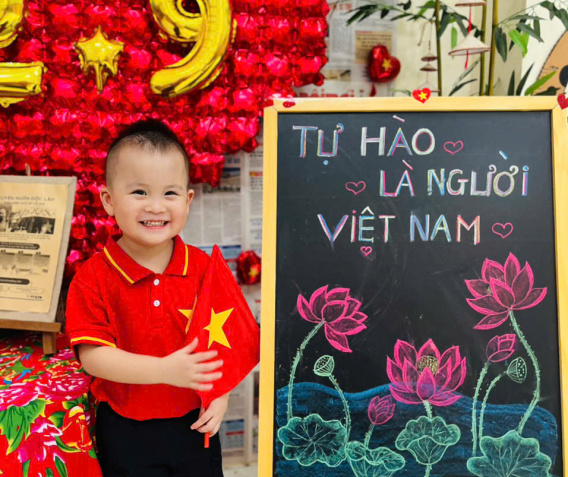 Cô và trò Trường Mầm non Đại Mạch A hân hoan chuẩn bị chào mừng Quốc khánh 2/9