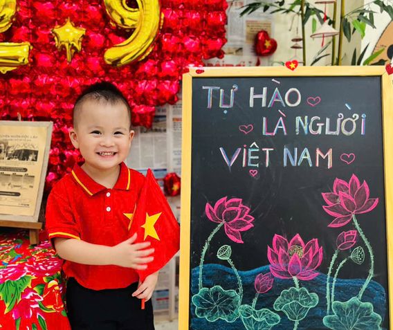 Cô và trò Trường Mầm non Đại Mạch A hân hoan chuẩn bị chào mừng Quốc khánh 2/9