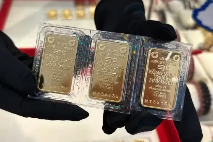 Giá vàng đồng loạt tăng mạnh, thương hiệu SJC lên ngưỡng 142,4 triệu đồng mỗi lượng