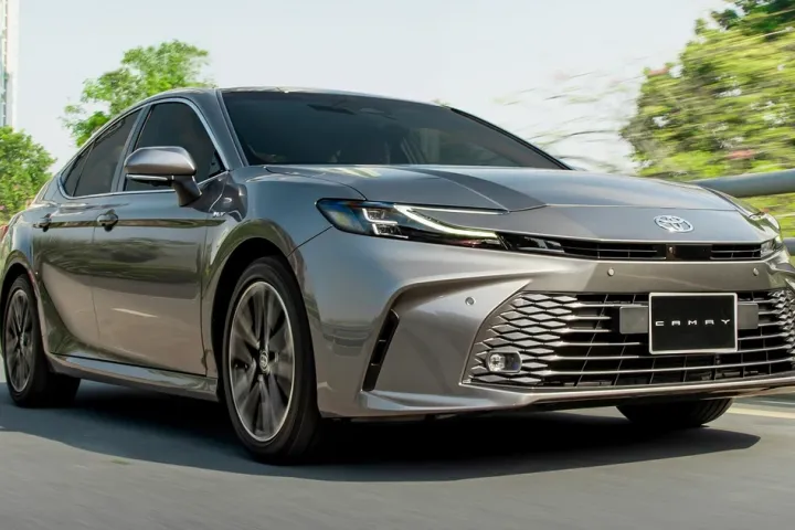 Sedan hụt hơi, Toyota Camry hybrid 2026 giảm giá mạnh để kéo khách